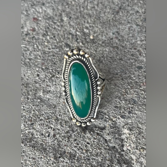 Stunning Emerald Colour Cocktail Ring - Picture 7 of 7